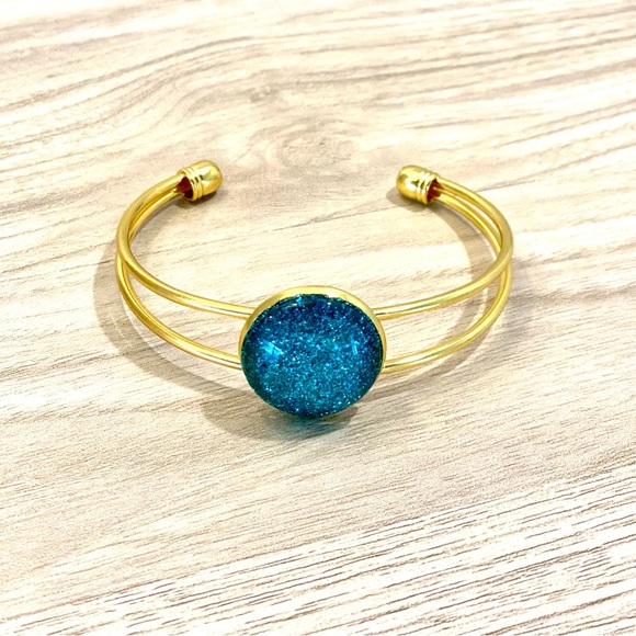 25. Gold tone beachy bracelet - Picture 3 of 3